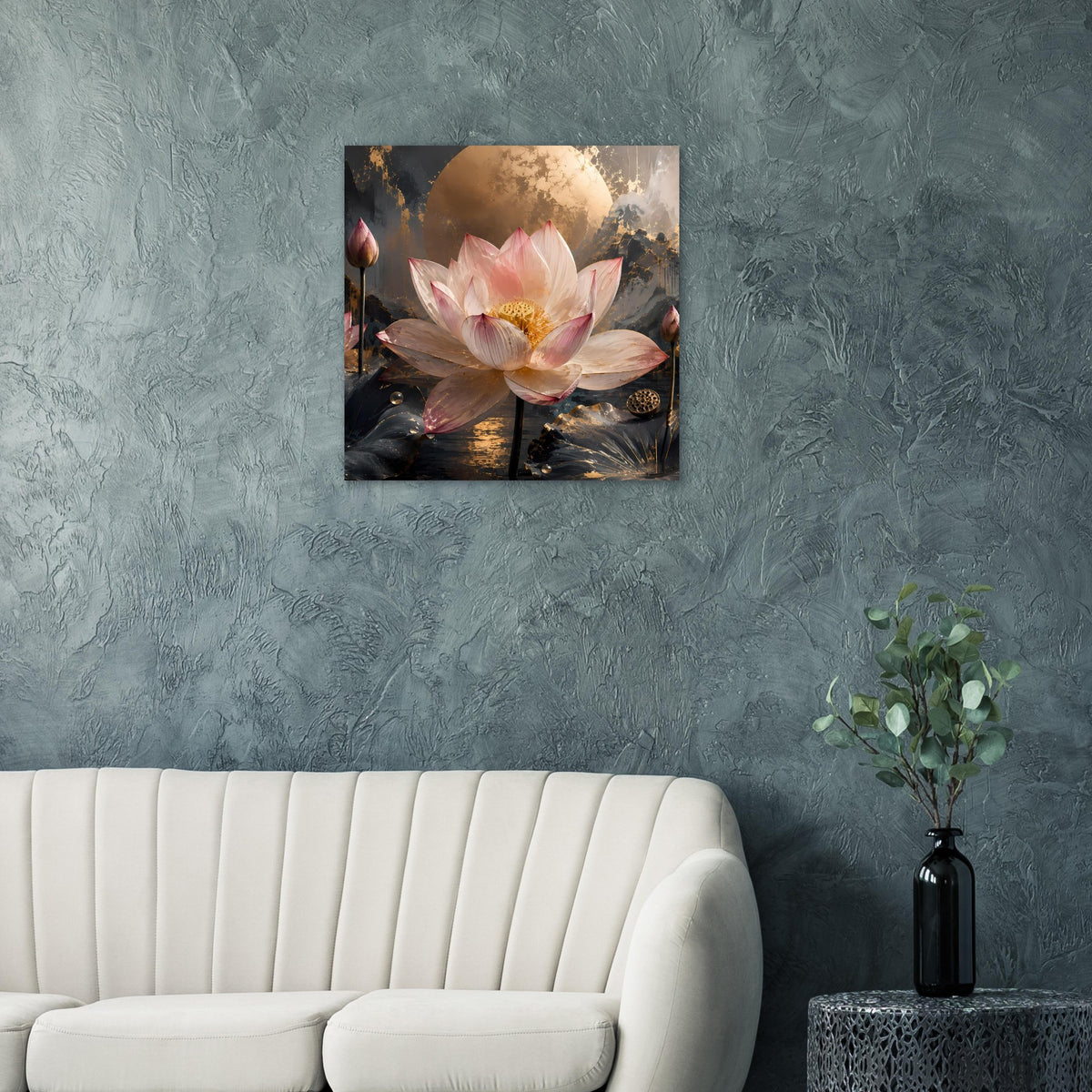 Poster mit rosa Lotusblüte, goldenem Mond und dunklen Blättern im Quadratformat