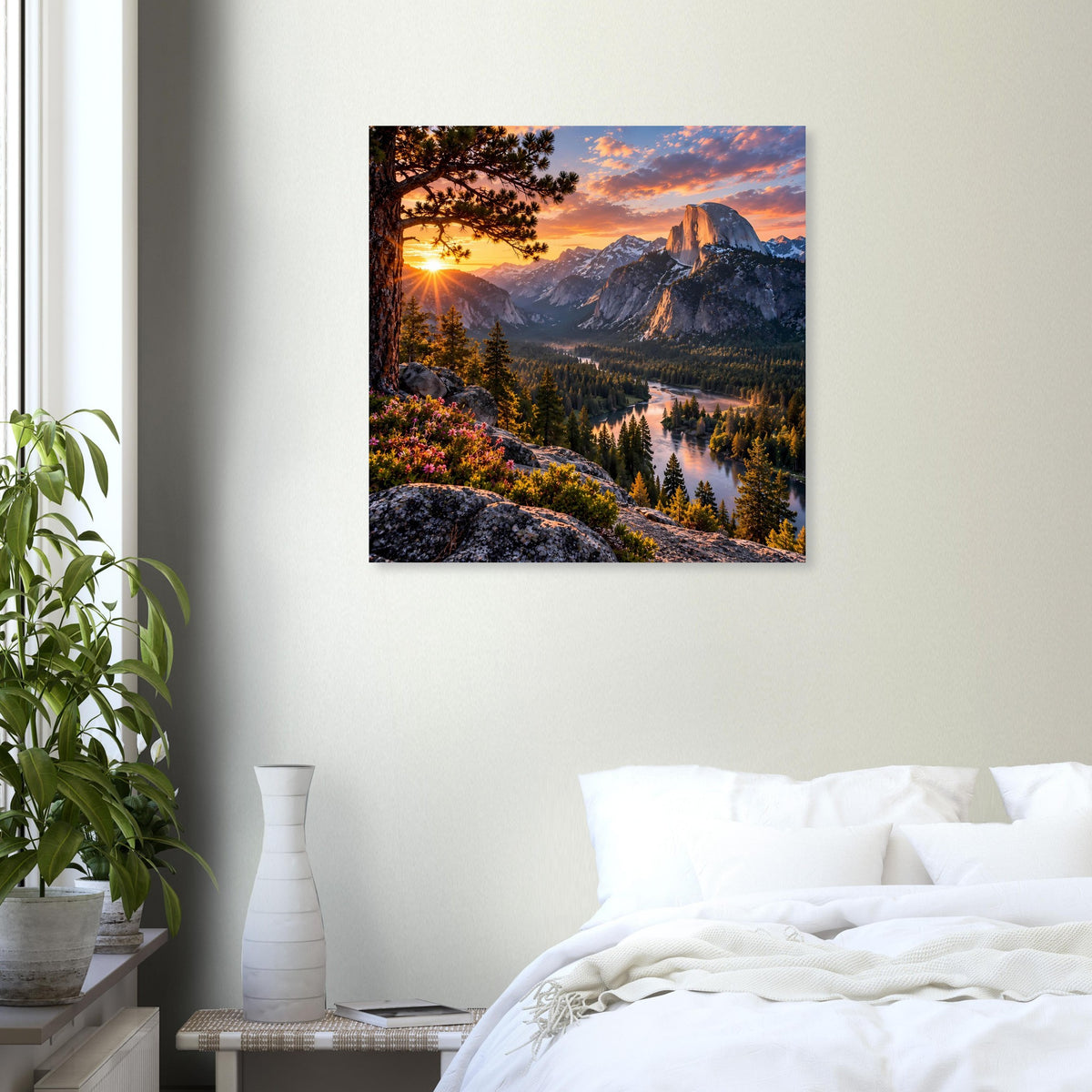 Quadratisches Wandposter mit Sonnenuntergangs-Motiv: Berge, Waldweg und ruhiger Fluss