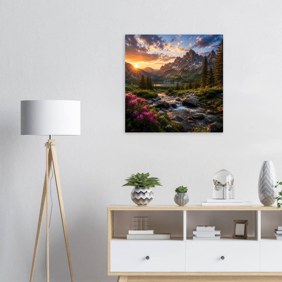 Quadratisches Poster mit Berglandschaft bei Sonnenaufgang, Bachlauf und blühenden Blumen