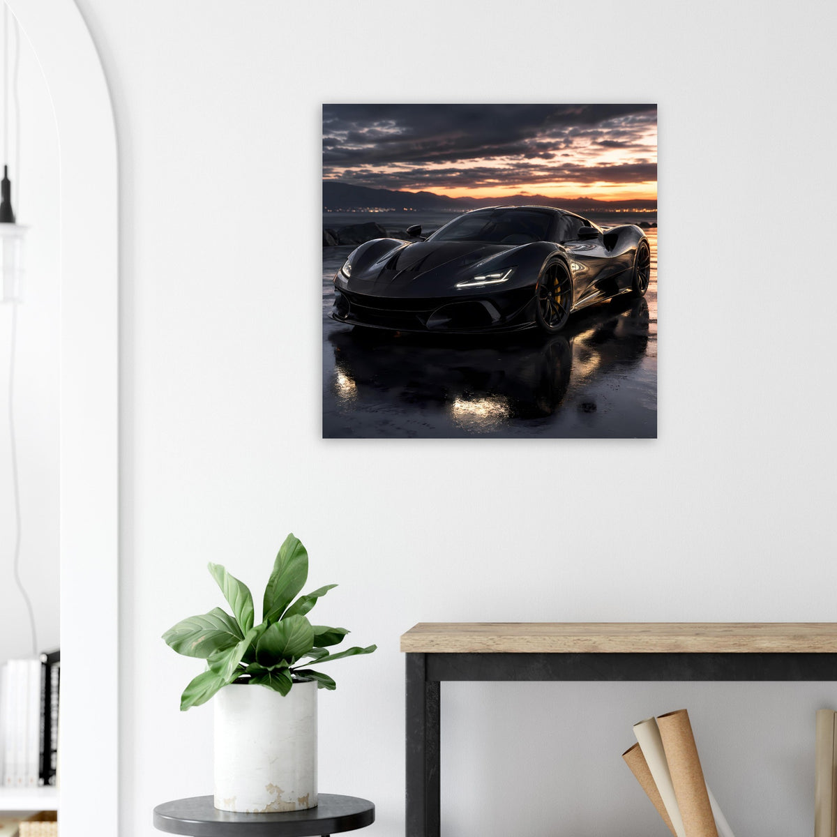 Poster mit schwarzem Sportwagen im Vordergrund, Reflexionen auf nasser Straße