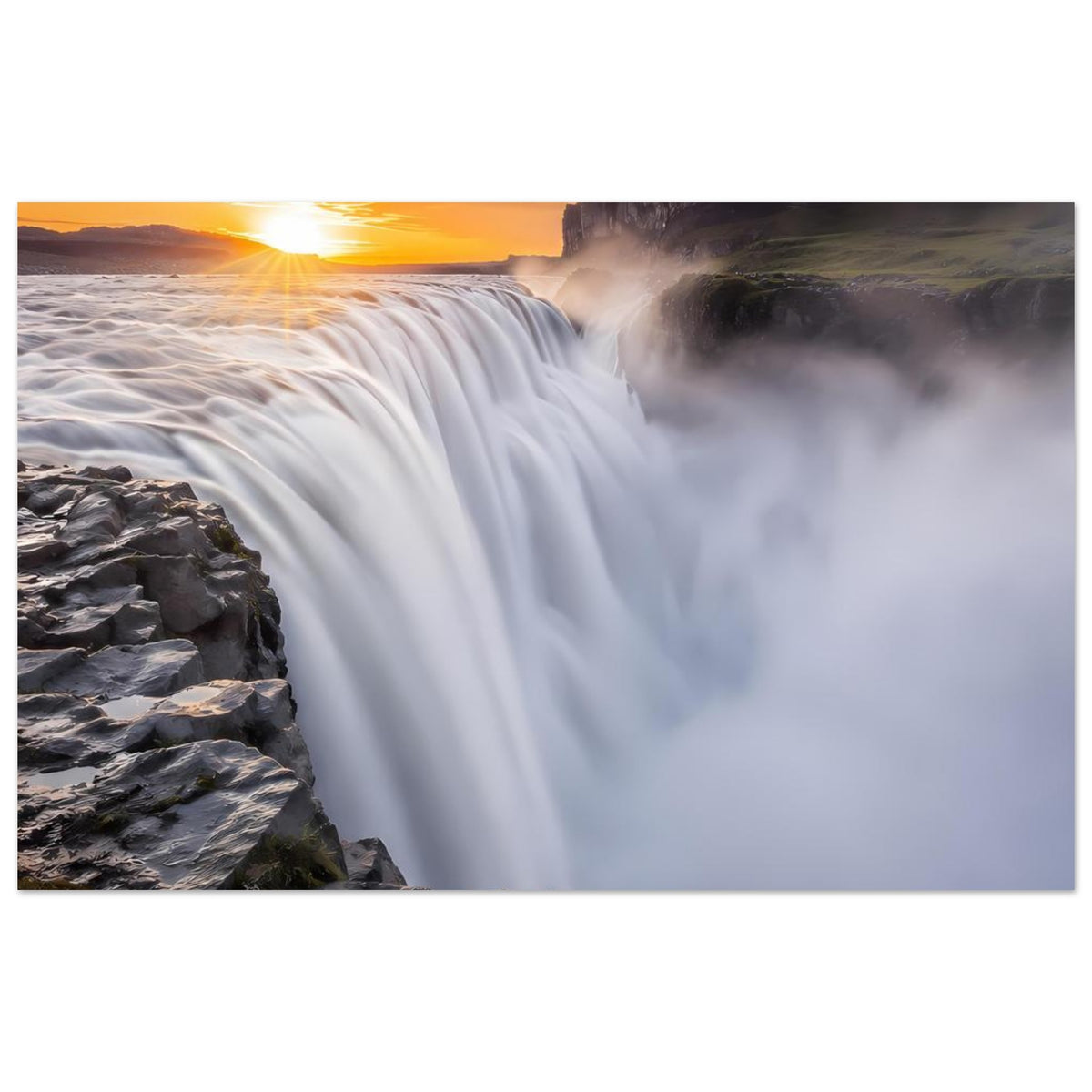 Breites Poster mit Wasserfall, dunklen Felsen und Sonnenuntergangssonne am Horizont