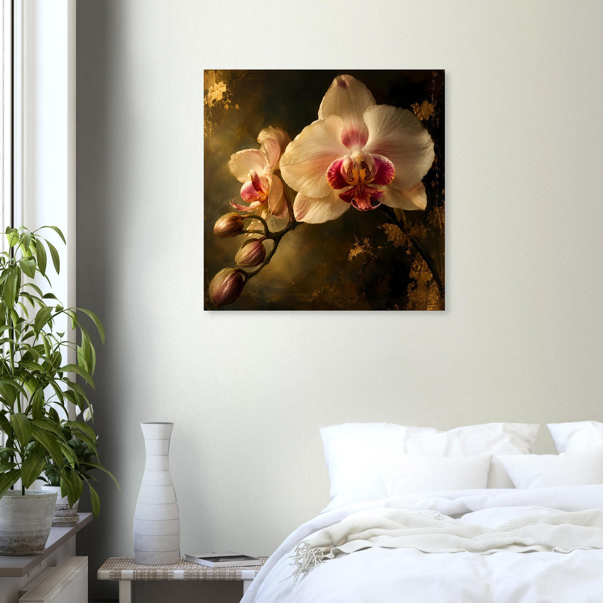 Orchideenposter im Rahmen mit großer cremefarbener Orchidee und goldener Musterung
