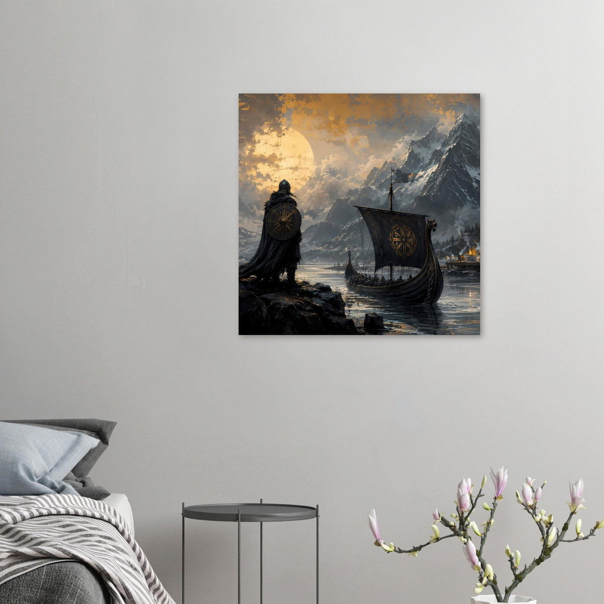 Wikinger-Poster mit Krieger am Fjord, Drachenboot und Gebirge unter goldenem Himmel