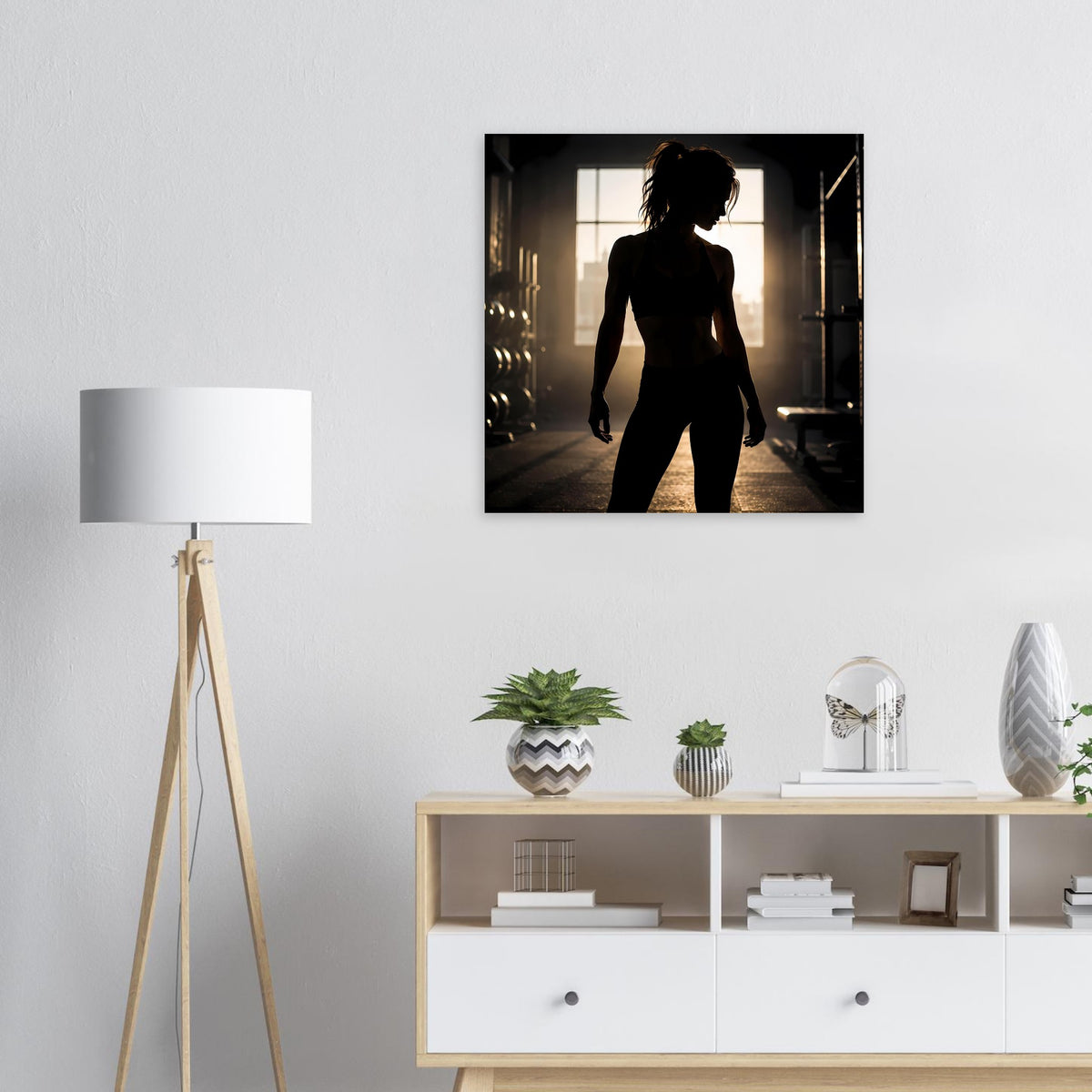 Rechteckiges Fitness-Silhouettenposter mit schwarzer Sportlerin im hellen Korridor, schwarz gerahmt