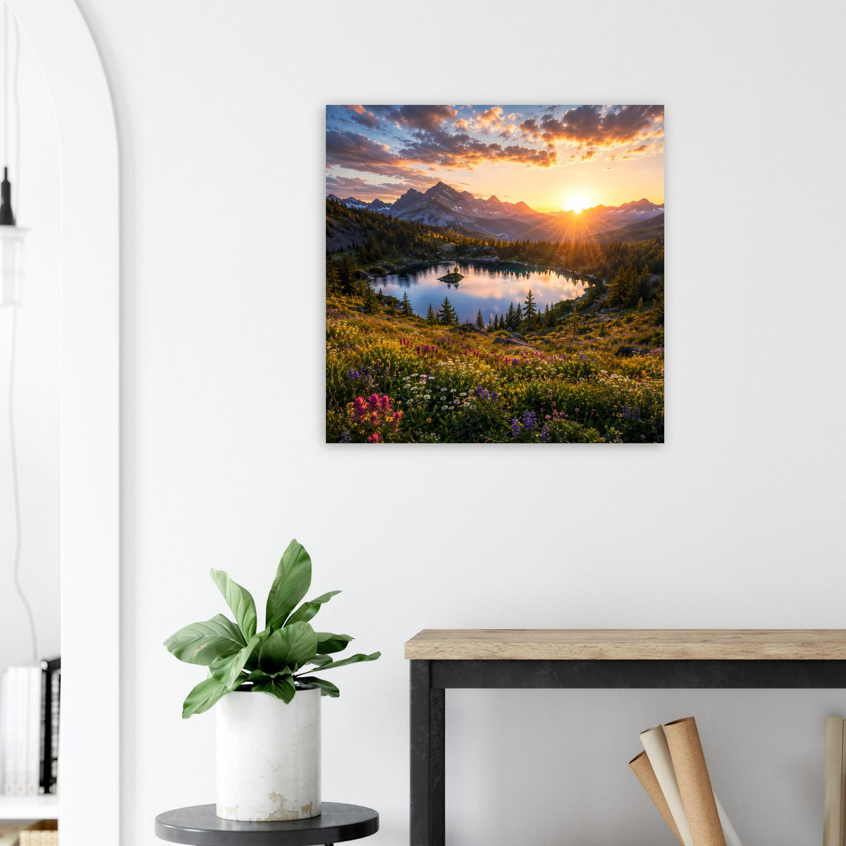 Quadratisches Poster mit Bergsee, Sonnenuntergang am Horizont und reflektierendem Wasser
