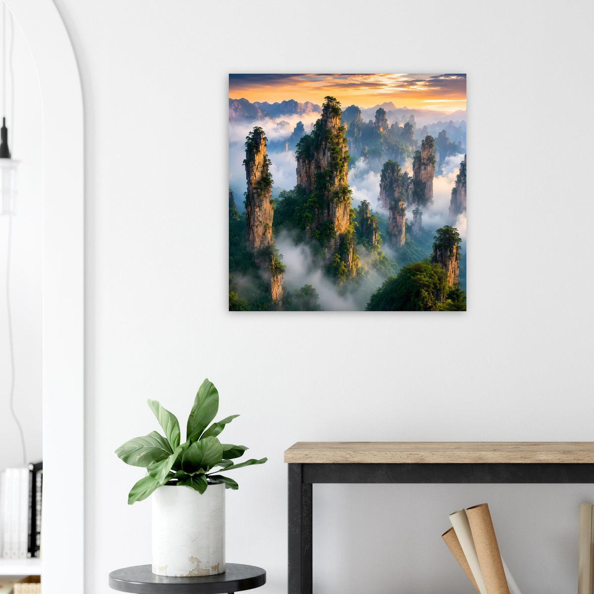 Quadratisches Poster mit Berglandschaft, Nebel im Vordergrund und farbigem Sonnenaufgang