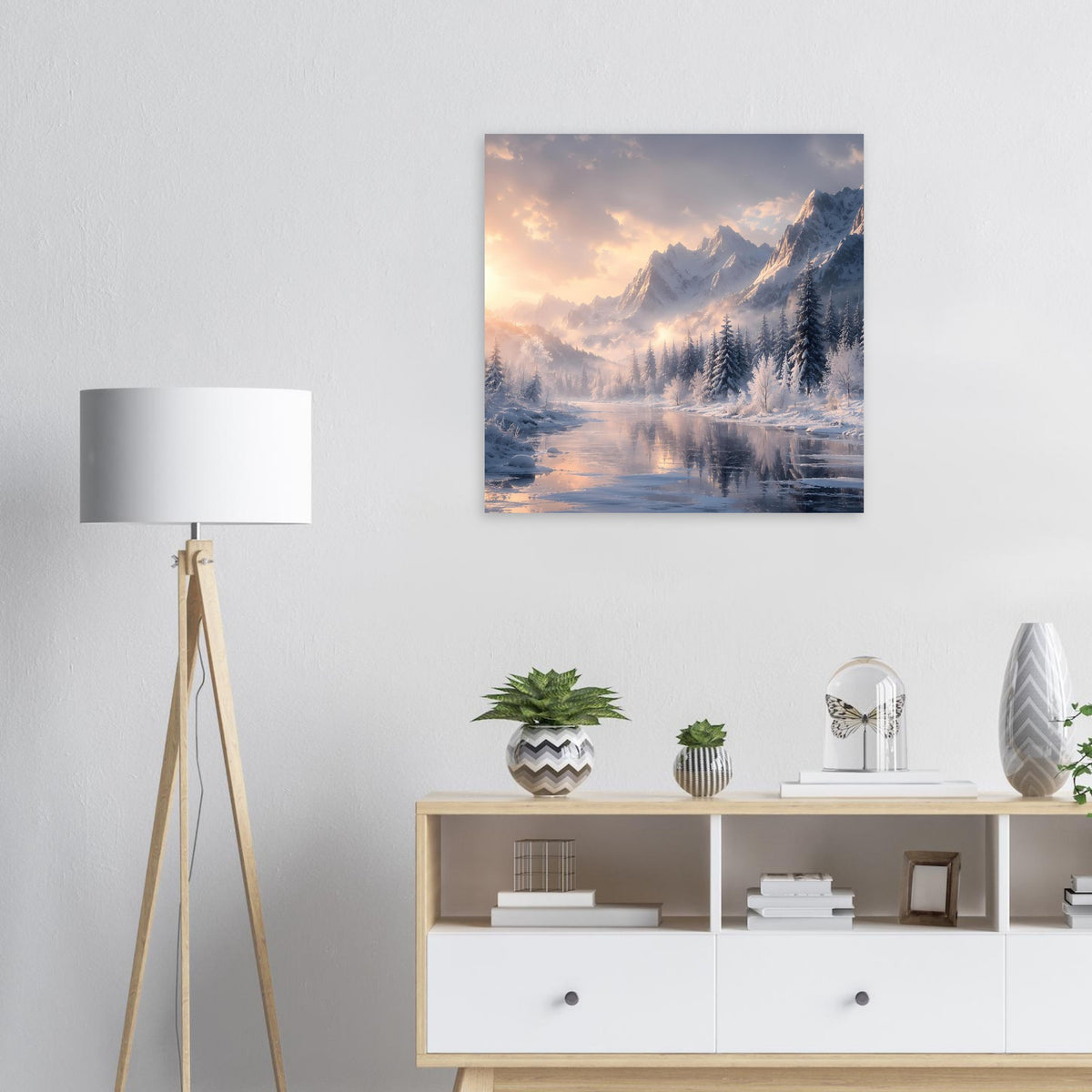 Quadratisches Poster mit Winterlandschaft: Berge und Tannen im Nebel bei warmem Morgenlicht