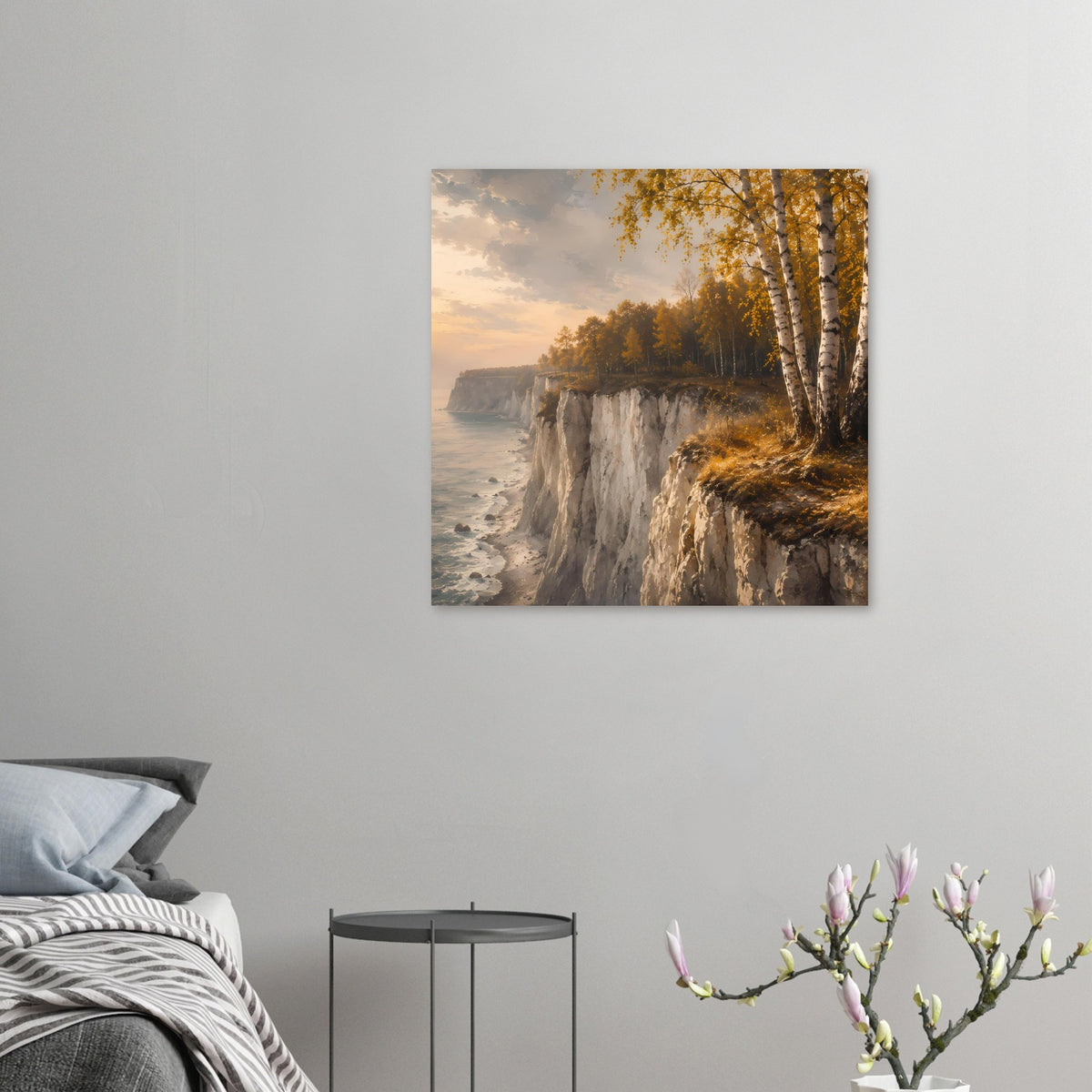 Kleines Herbstküsten-Poster mit Steilküste, Meerstrand und Birken im goldenen Herbst, matt.