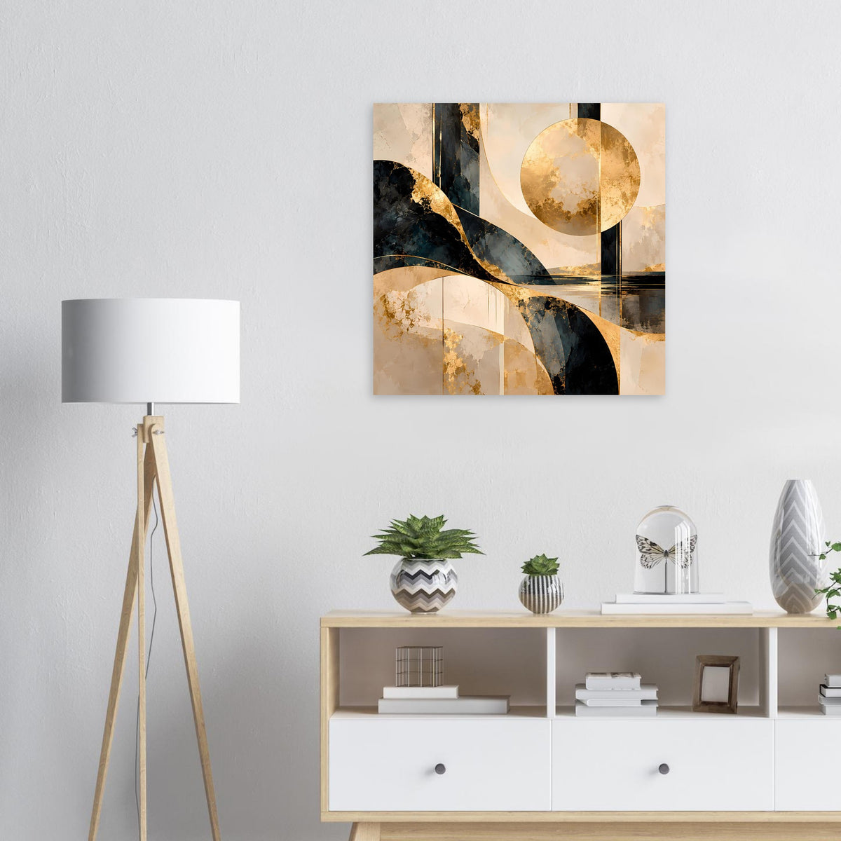 Abstraktes Kunstposter mit goldenem Kreis und schwarzen geschwungenen Formen, quadratisch