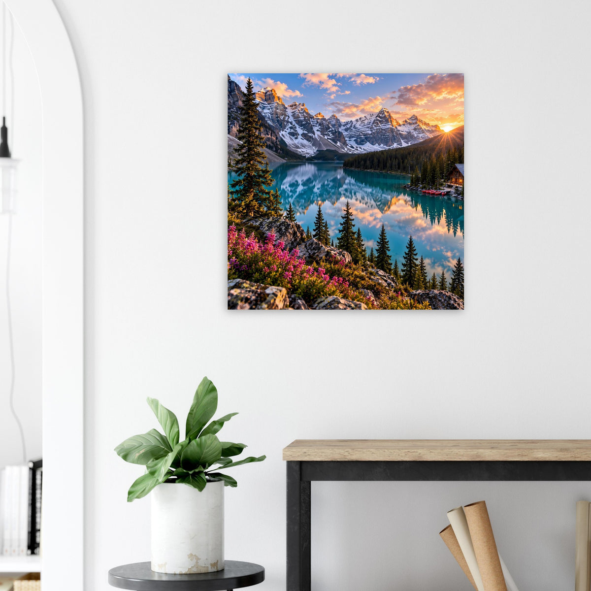 Quadratisches Wandposter mit Bergsee, Felsenbergen, Tannenwald und tiefstehender Sonne