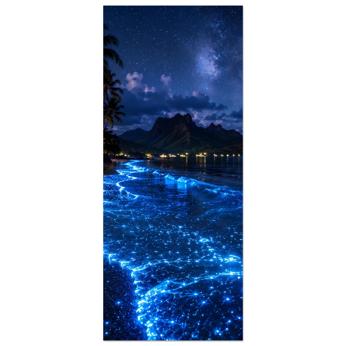 Leuchtendes Nachtmeer Poster (vertikal) mit blau leuchtenden Wellen am Ufer