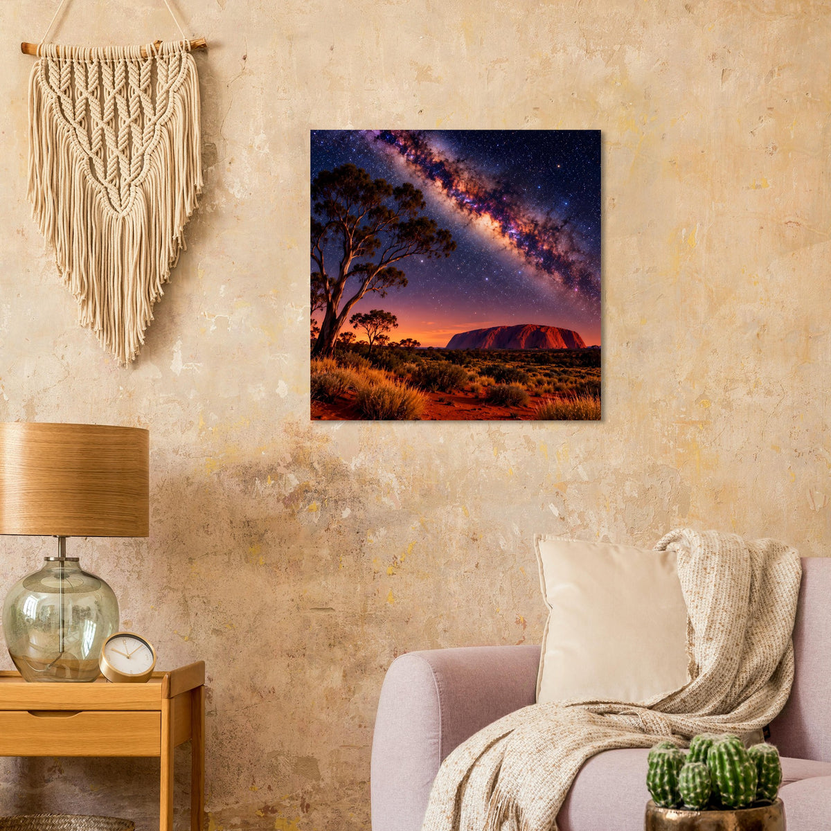 Quadratisches Poster: orange Wüstenlandschaft bei Nacht mit Milchstraße und Sternen