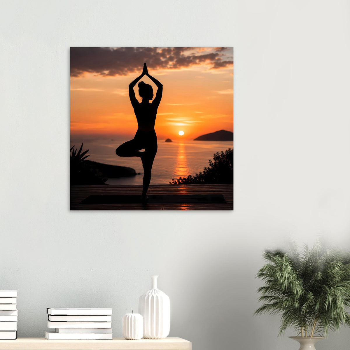 Yoga-Poster an der Wand: schwarze Silhouette im Lotussitz beim Sonnenuntergang über dem Meer