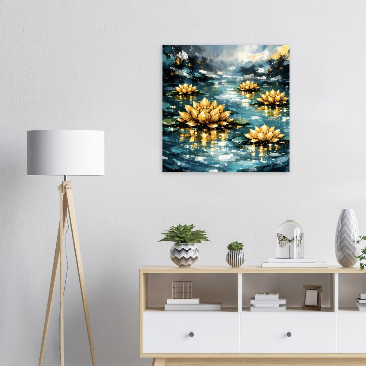 Quadratisches Poster mit goldenen Seerosen und fließendem Wasser im Blau-Grün-Ton