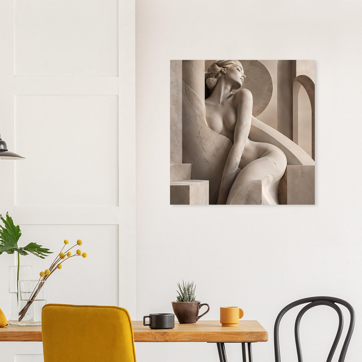 Skulpturen-Porträtposter mit sitzender Aktfigur in hellen Naturtönen und Rundsäule