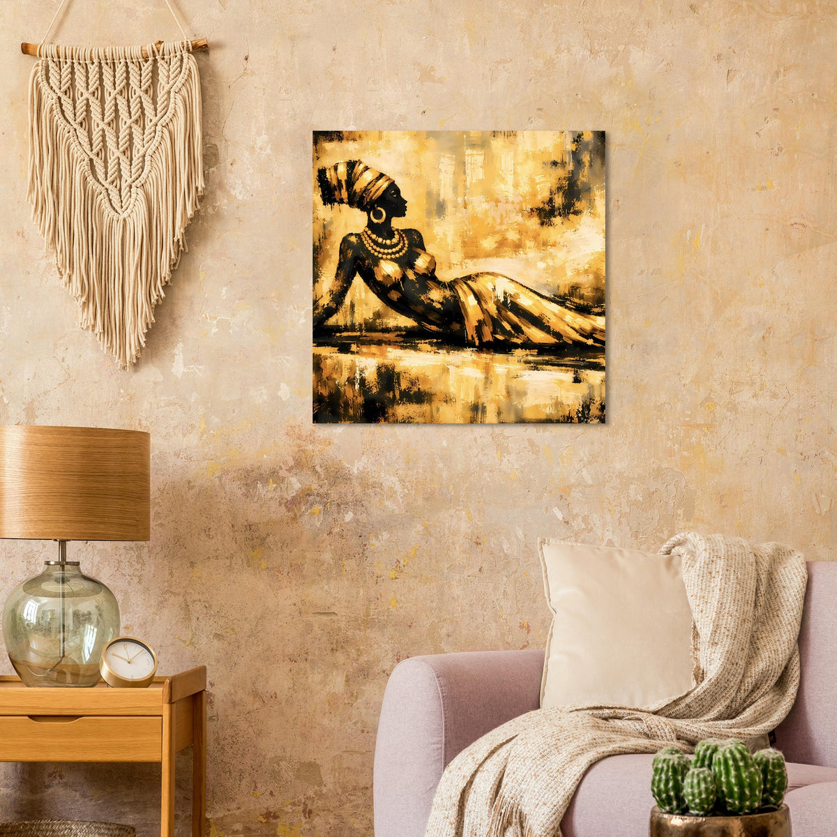 Gerahmtes Kunstdruck-Poster mit liegender Gold-Schwarz-Figur und goldfarbenen Pinselstrichen
