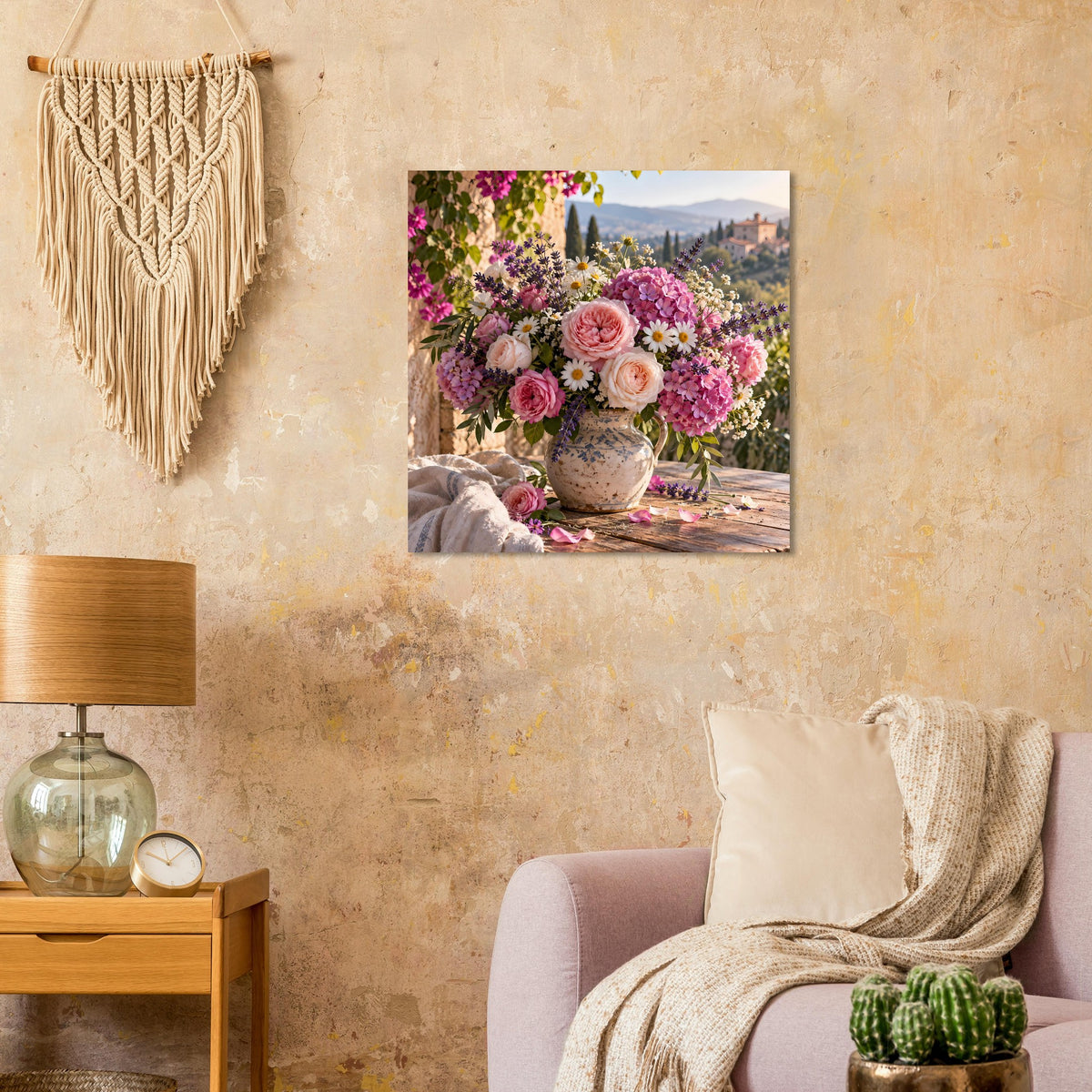 Blumenposter: rosa Blütenstrauß in beiger Keramikvase auf Tischszene