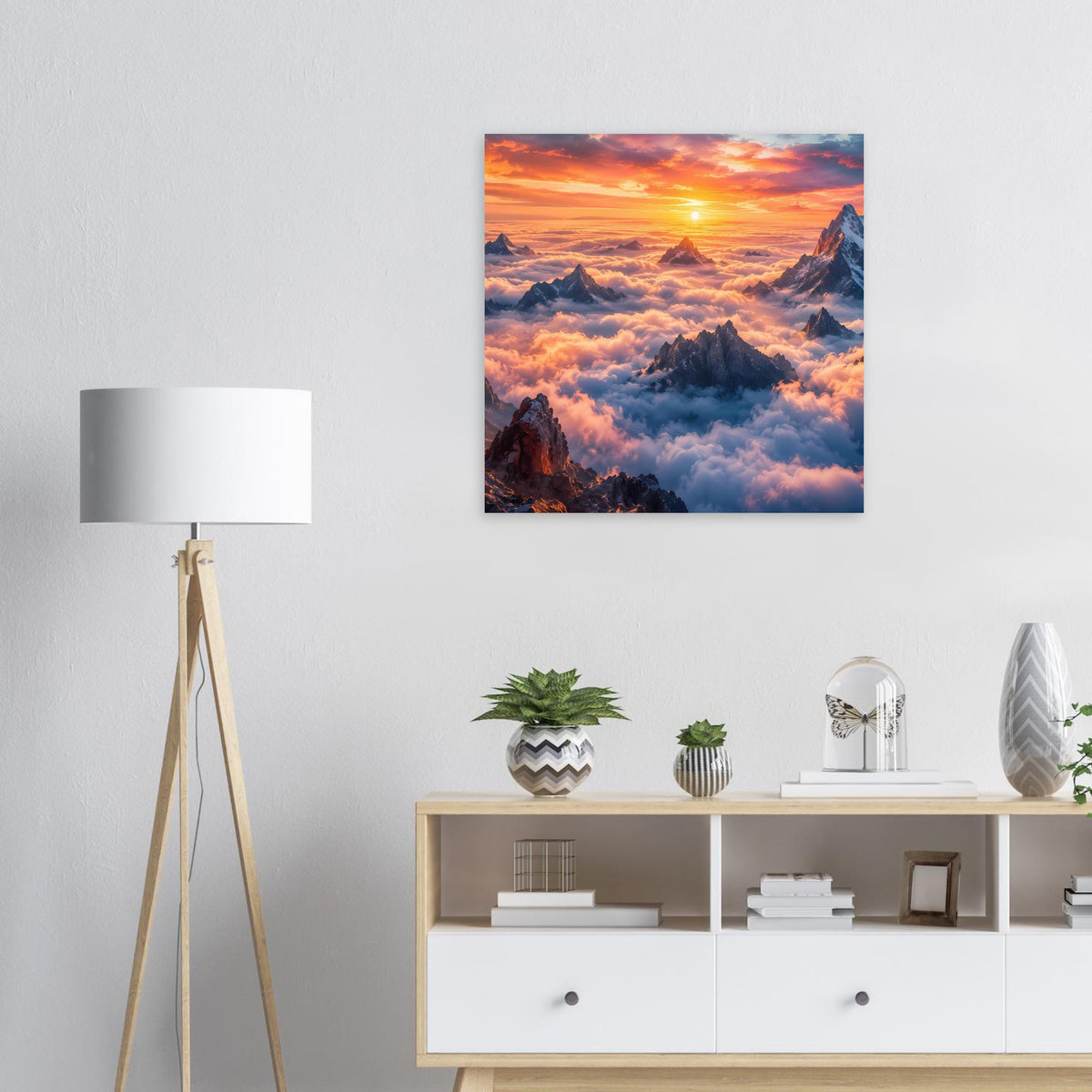 Gerahmtes Poster zeigt Sonnenaufgang über verschneiten Bergspitzen in Wolkenmeer
