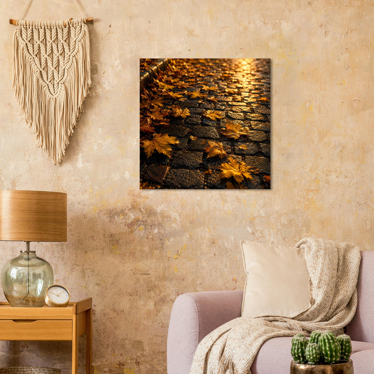 Quadratisches Poster: Herbstblätter auf dunklem Untergrund mit goldenem Abendlicht