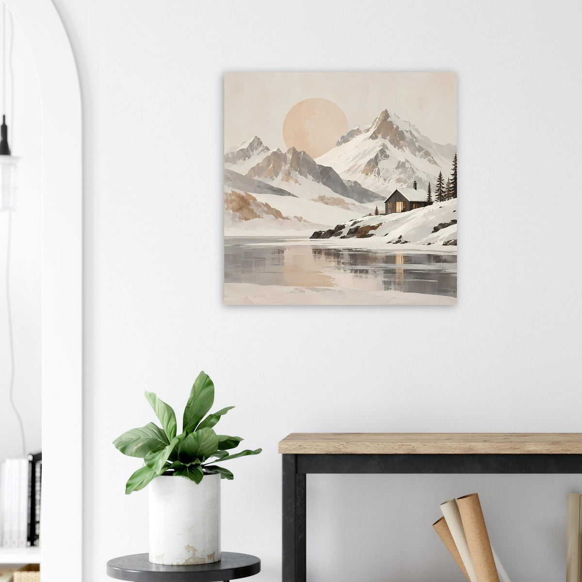 Wandposter mit verschneiter Bergszene, See-Reflexion und Hütte vor rundem Pastell-Sonnenkreis