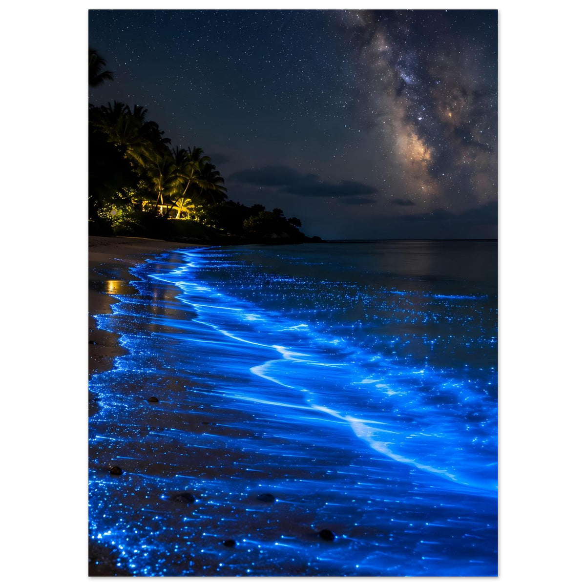 Leuchtendes Meer-Poster im Hochformat: blau leuchtende Wasserlinien am Strand