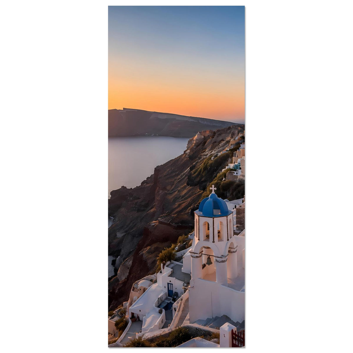 Poster im Hochformat mit blauer Kirchenkuppel, weißen Häusern und Meer bei Sonnenuntergang