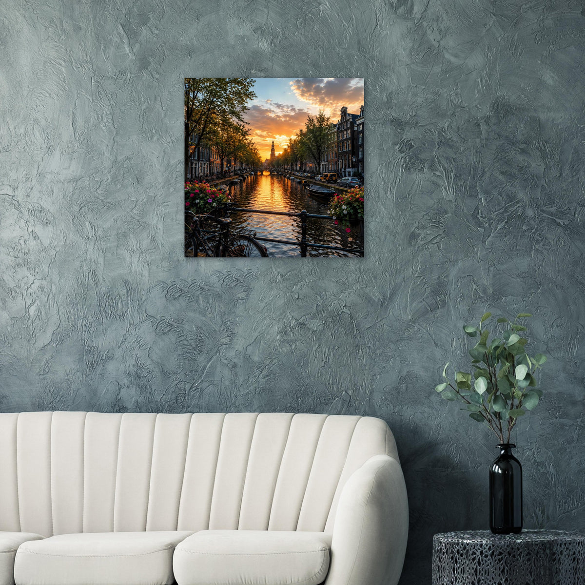 Quadratisches Poster mit Kanal bei Sonnenuntergang, Blumen am Rand und Reflexionen