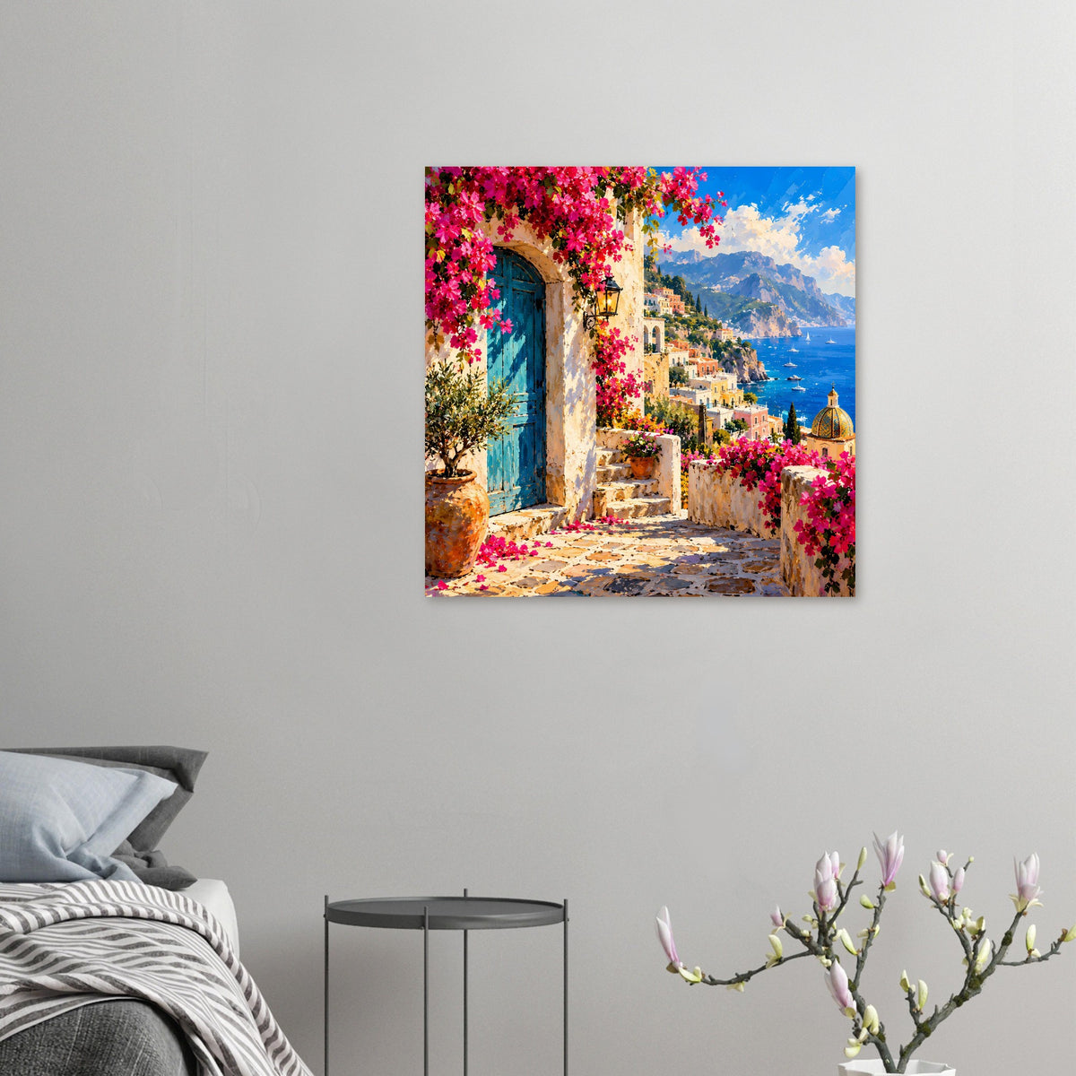 Kleines Poster: mediterrane Gasse mit blauem Türrahmen, pinken Blüten und Küstenlinie