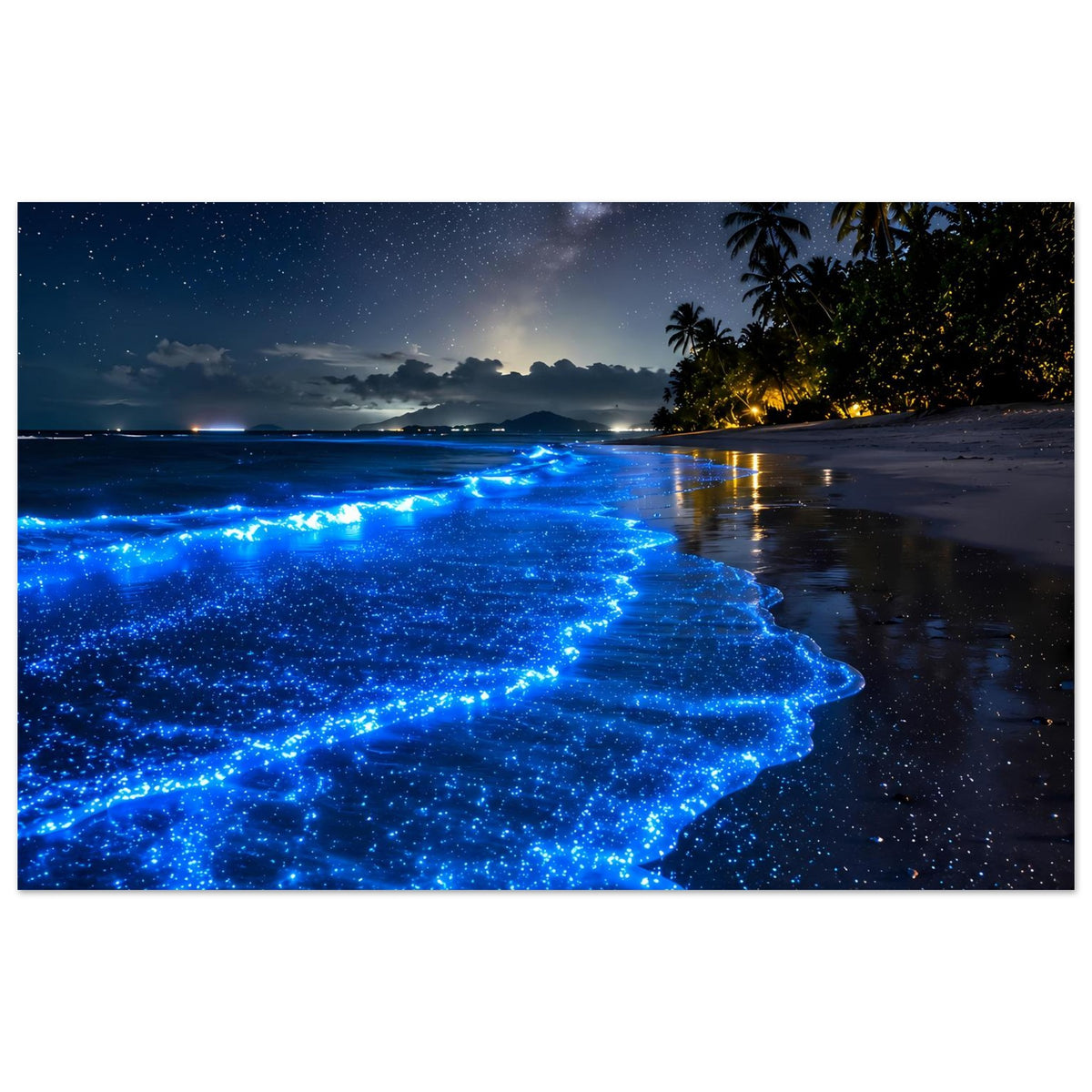 Poster mit leuchtend blauen Wellen am Strand bei Nacht, tropische Palmen entlang der Küste