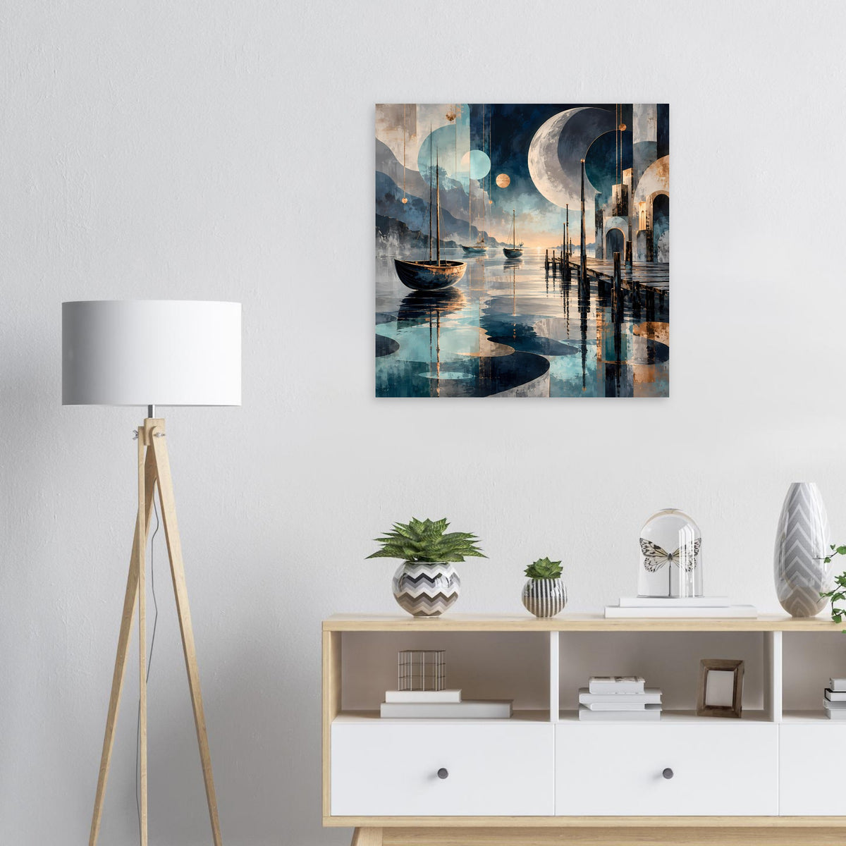 Maritimes Nachtposter mit Mond über ruhigem Hafen, Booten und Spiegelungen im Wasser
