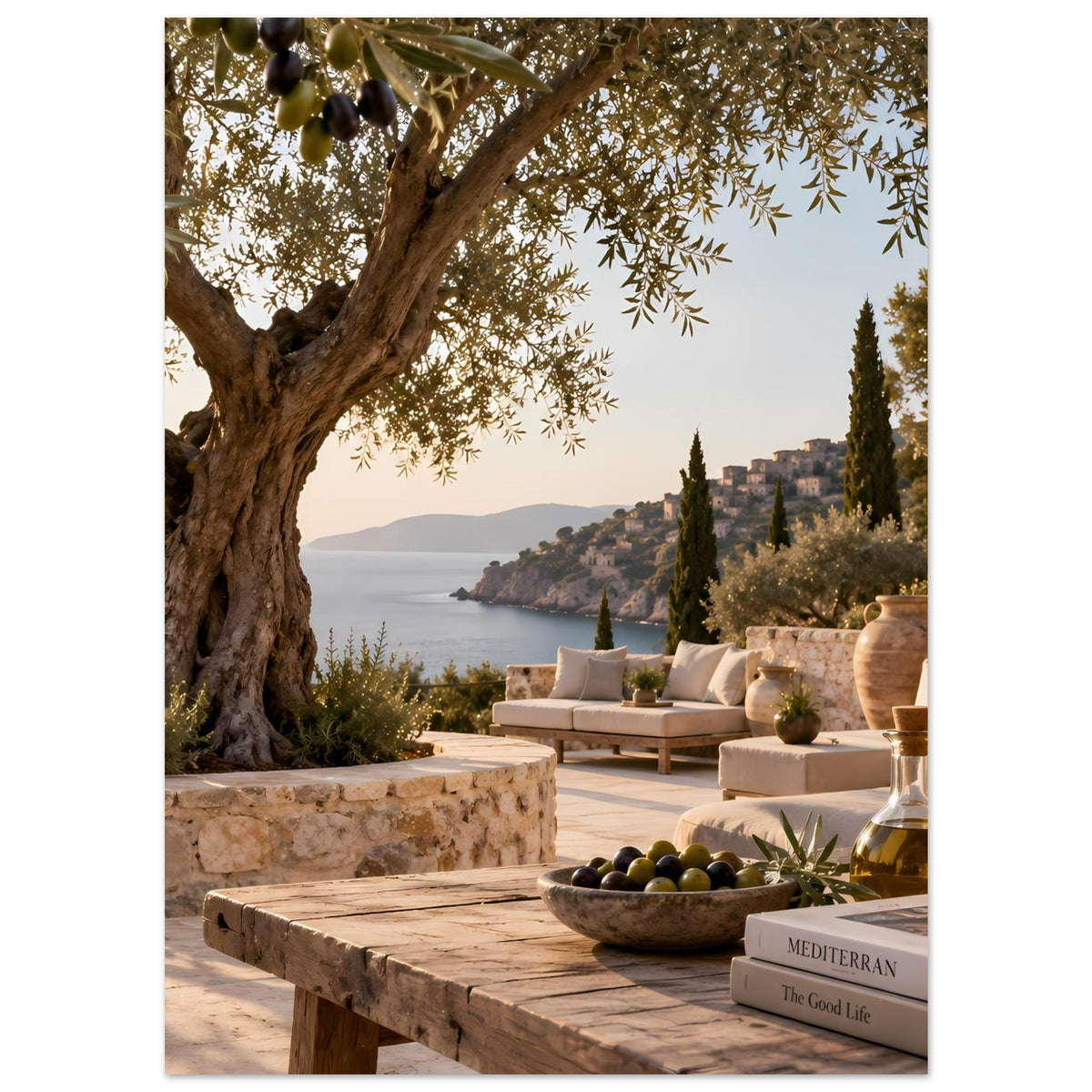 Poster im Hochformat mit Olivenbaum, Terrasse und Meerblick, rechts Pflanzenverlauf