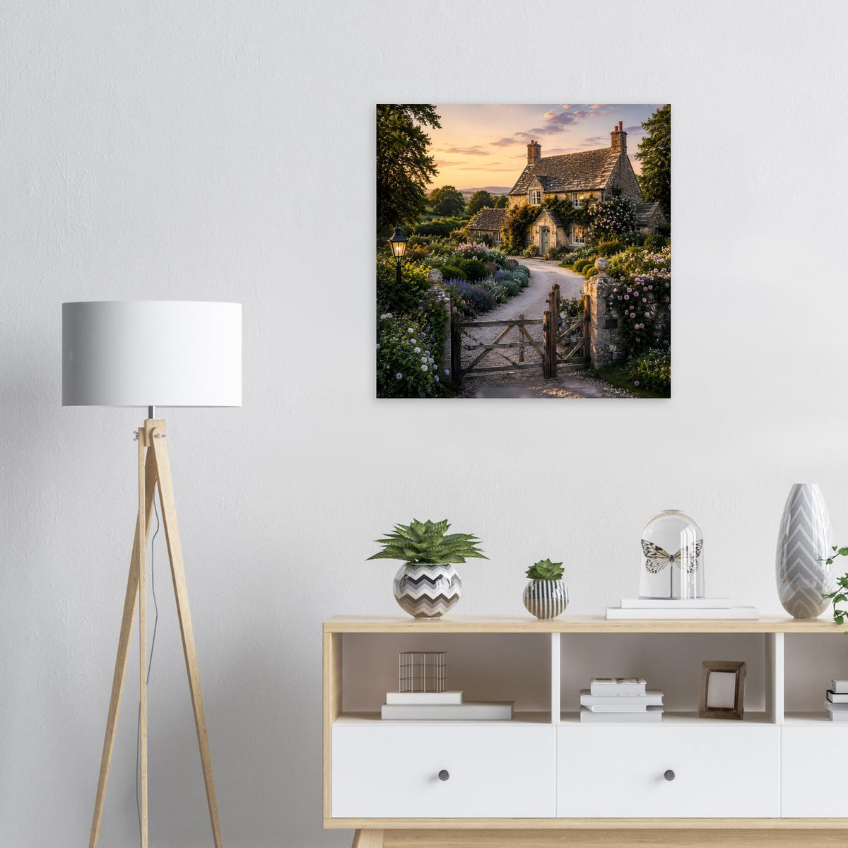 Quadratisches Poster: Landhaus im Garten mit Weg, Torzaun und Sonnenuntergang