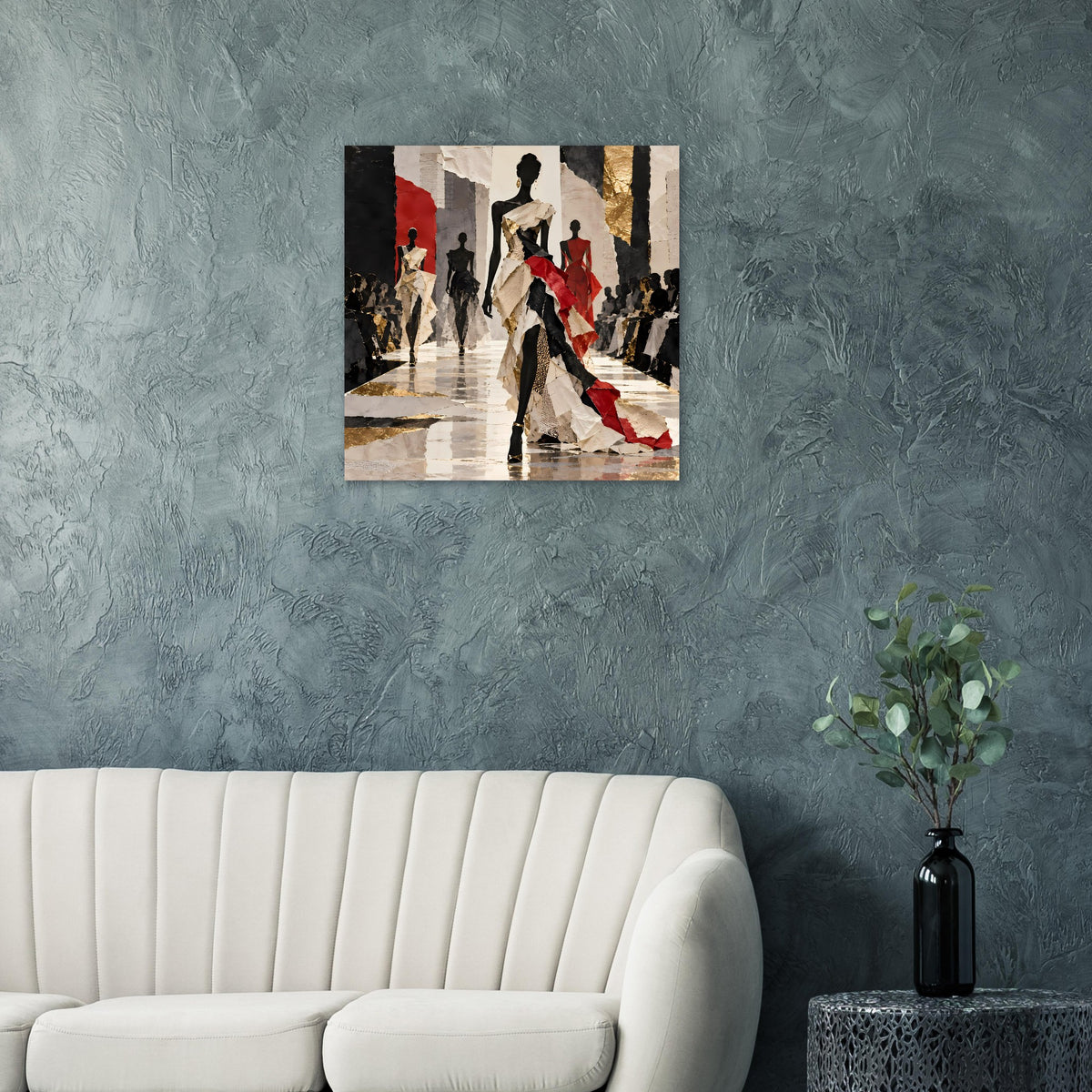 Gerahmtes Mode-Runway-Kunstposter: zentraler Laufsteg mit roten Akzenten und Goldtönen