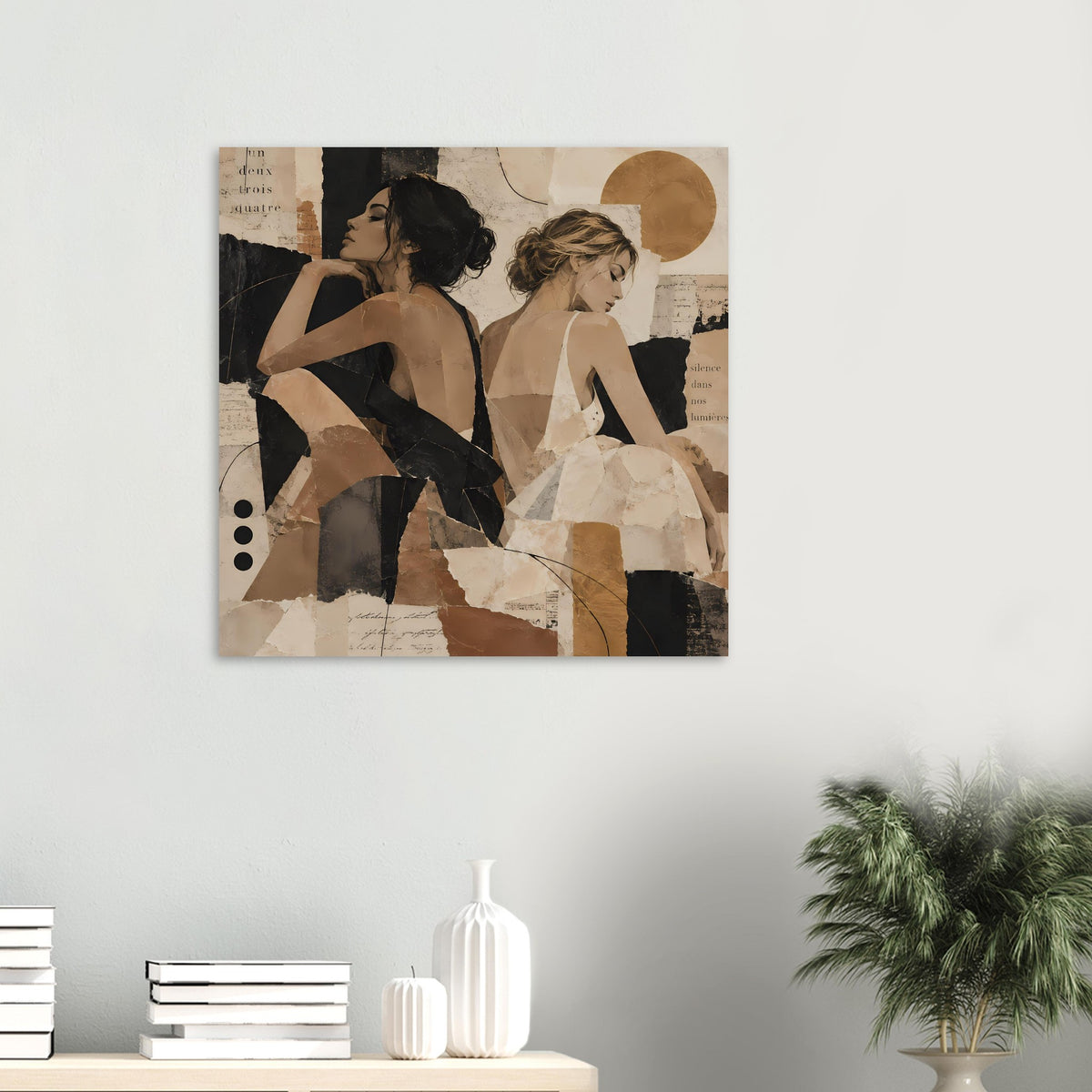 Quadratisches Collage-Poster mit zwei Frauen in warmen Erdtönen, Schwarz und Beige.