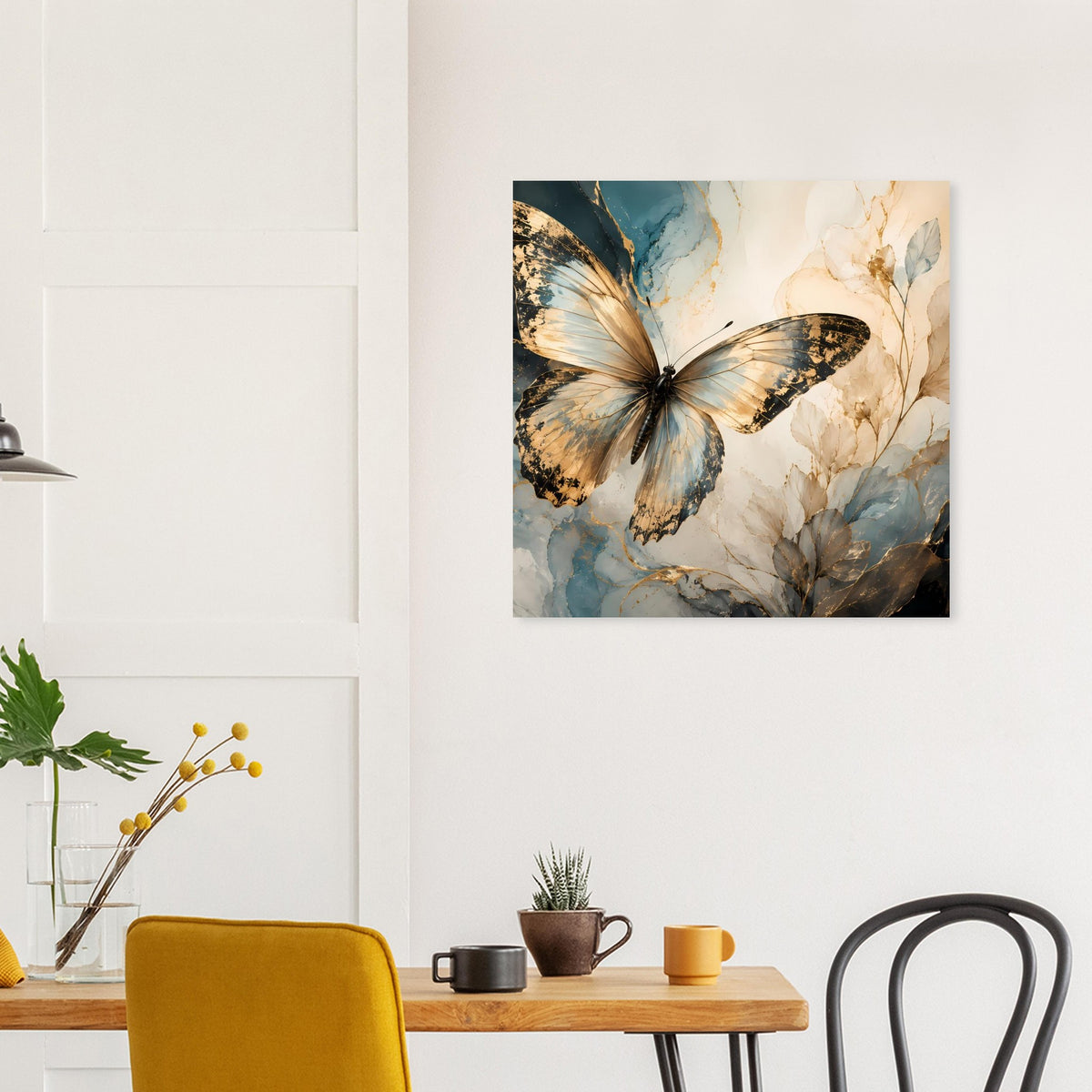 Kunstposter mit Schmetterling in Blau-Gold auf beigem Untergrund, quadratisch