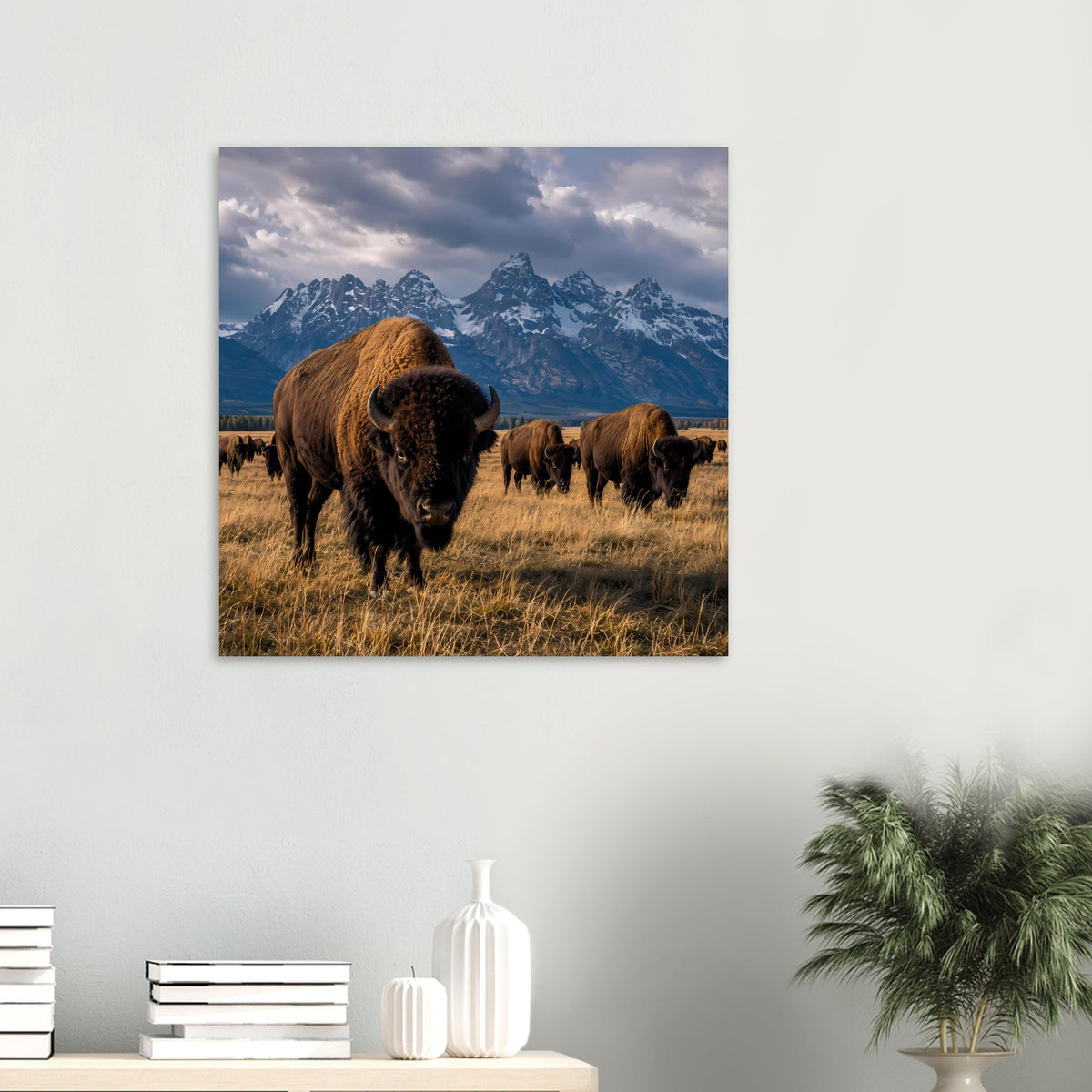 Wandposter mit Büffelherde im Gras vor verschneiter Bergkulisse