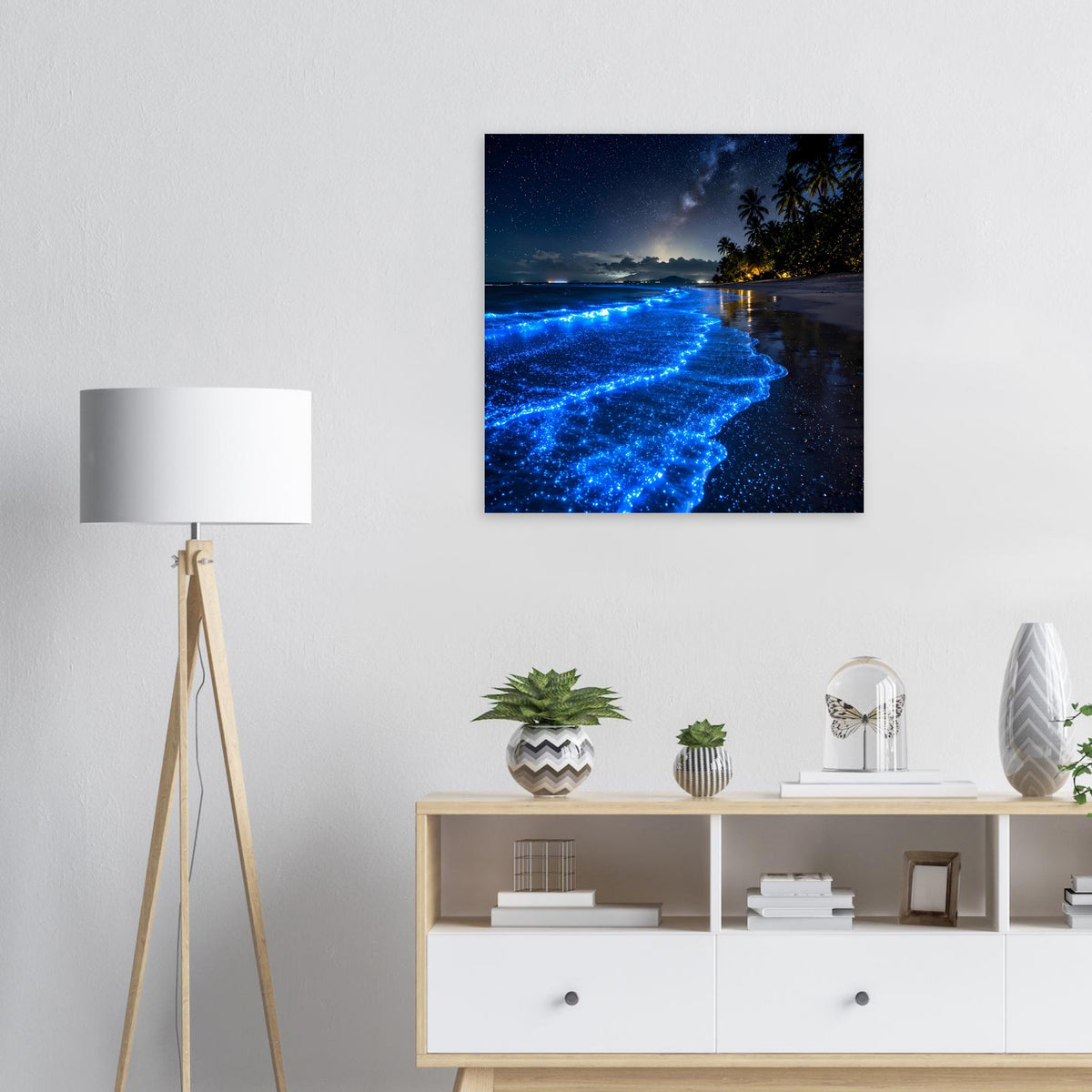 Quadratisches Poster mit blauen Lichtwellen und Palmen am Ufer bei Nacht