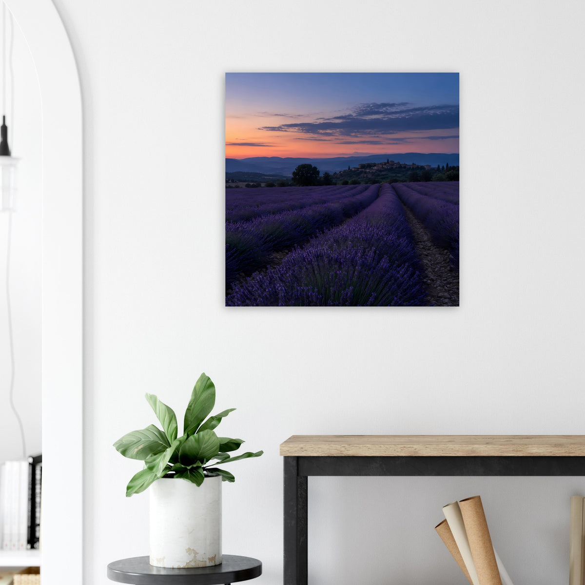 Quadratisches Poster mit Lavendelfeld im Sonnenuntergang, Himmel in Orange und Blau.