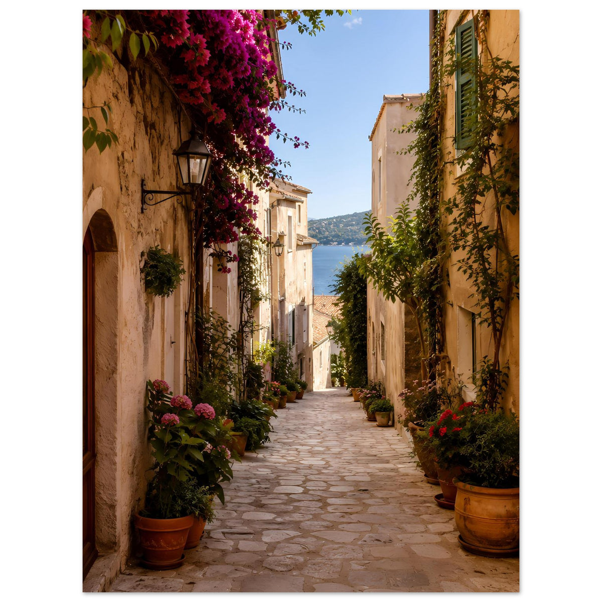Mediterranes Gassen-Poster, gerahmt: Pflasterweg zwischen Häusern mit Blumen und Pflanzen
