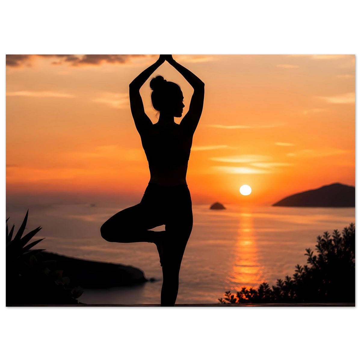 Yoga-Poster mit schwarzer Silhouette in Meditationshaltung, Sonnenuntergang und Meerblick