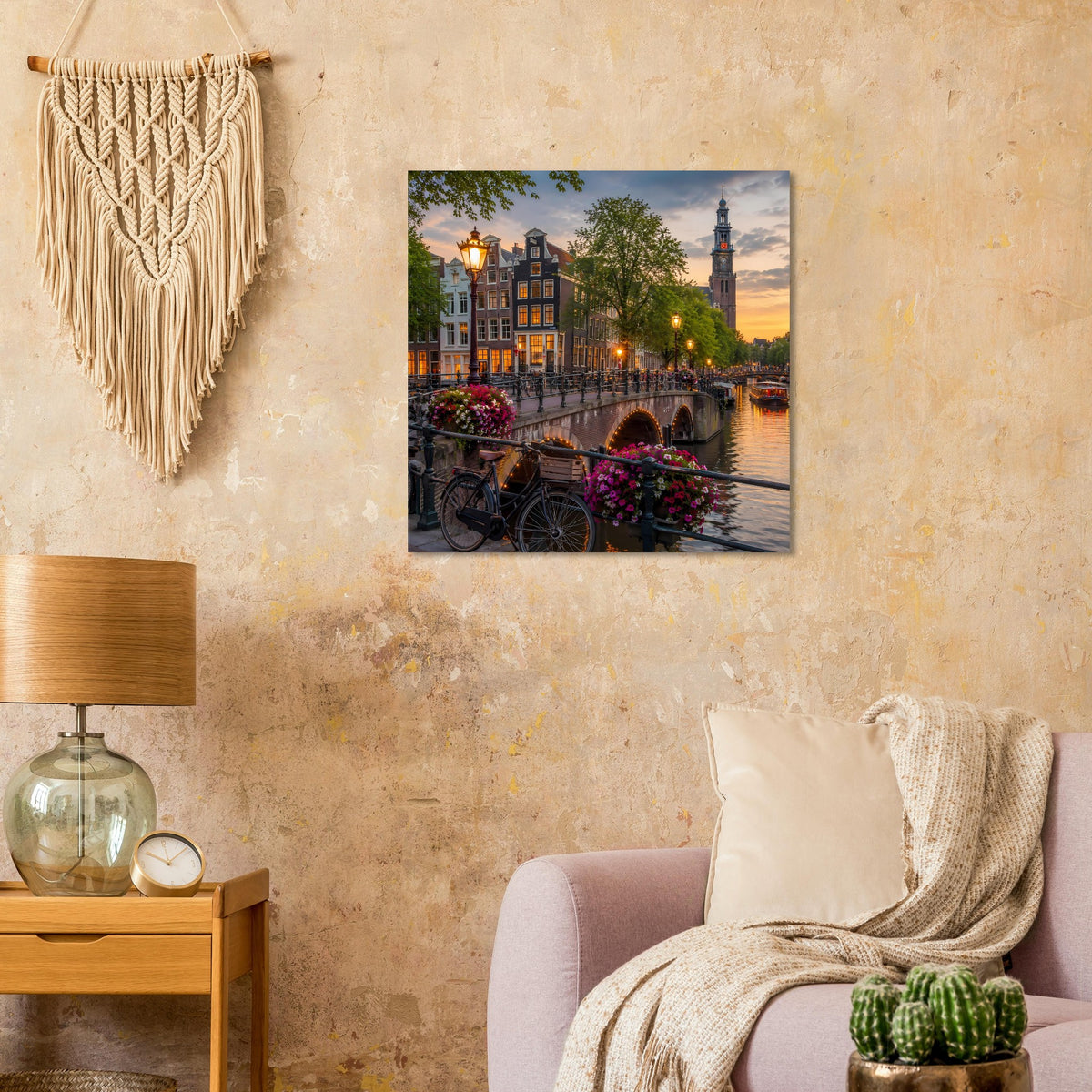 Poster mit Amsterdamer Abendstimmung am Kanal, Brücke und Blumen am Ufer