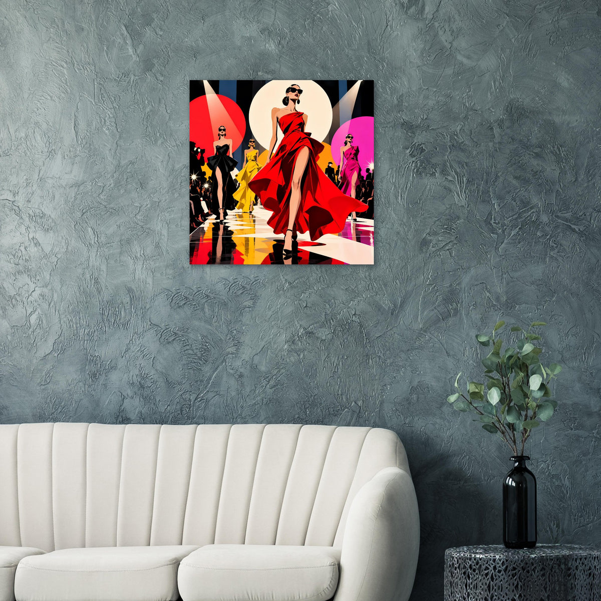 Wandposter mit Pop-Art-Figur in rotem Kleid, klein im Bild an der Wand