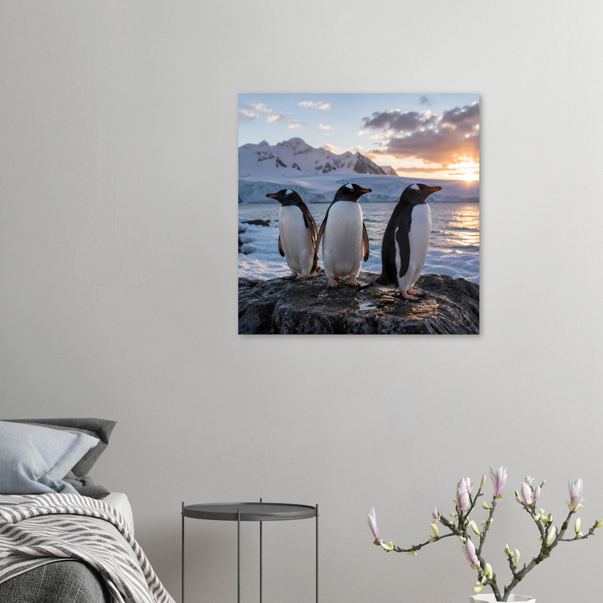 Kleines Poster mit drei Kaiserpinguinen auf Felsen im Schnee