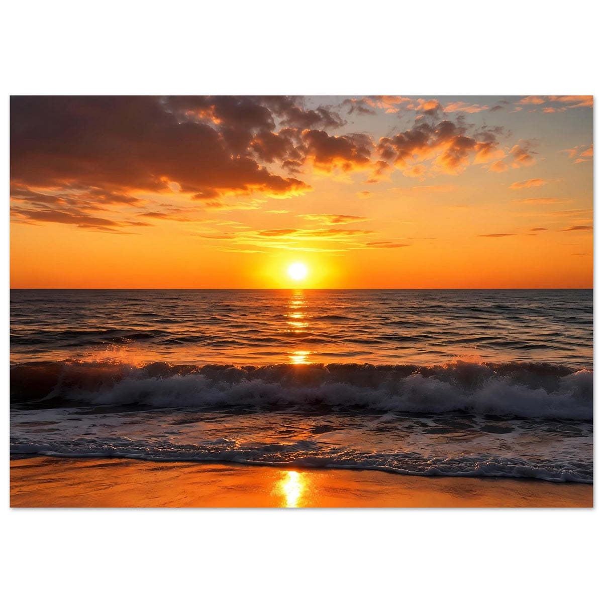 Querformat-Poster mit untergehender Sonne am Strand, Wolkenhimmel und Reflexionen auf der Brandung