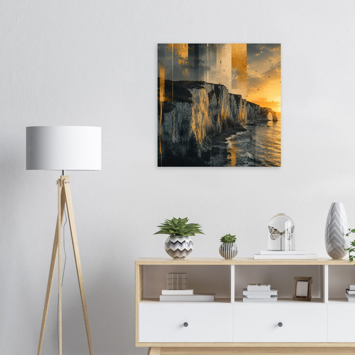 Gerahmtes Poster mit Felsklippen am Ufer bei Sonnenuntergang, goldene Akzente