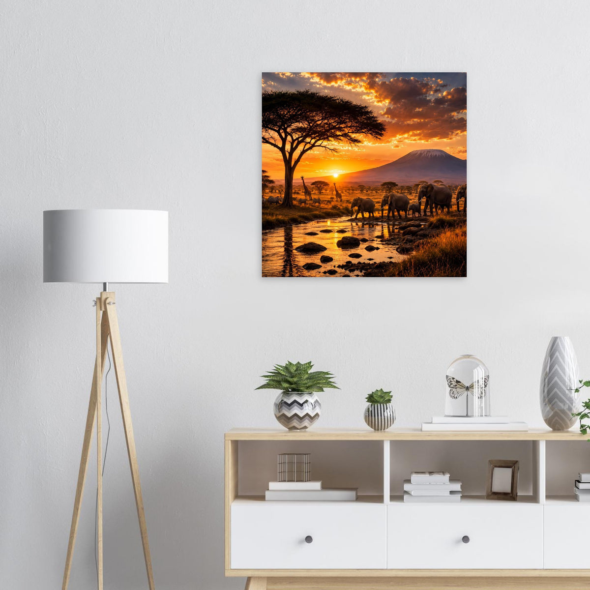 Quadratisches Poster mit Elefantenherde am Flussufer und glühendem Sonnenuntergang