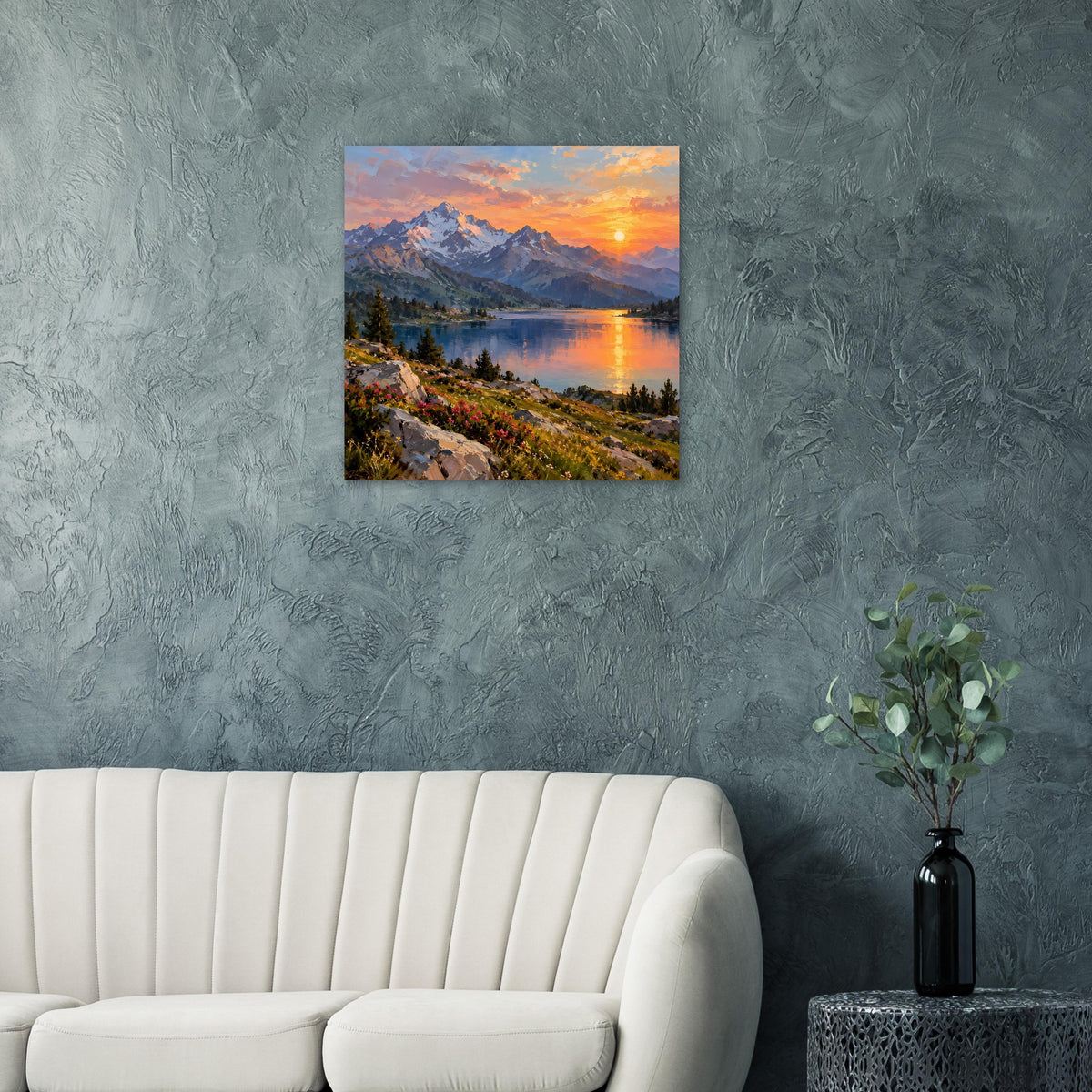 Quadratisches Poster auf grauer Wand mit Bergsee und Sonnenuntergang