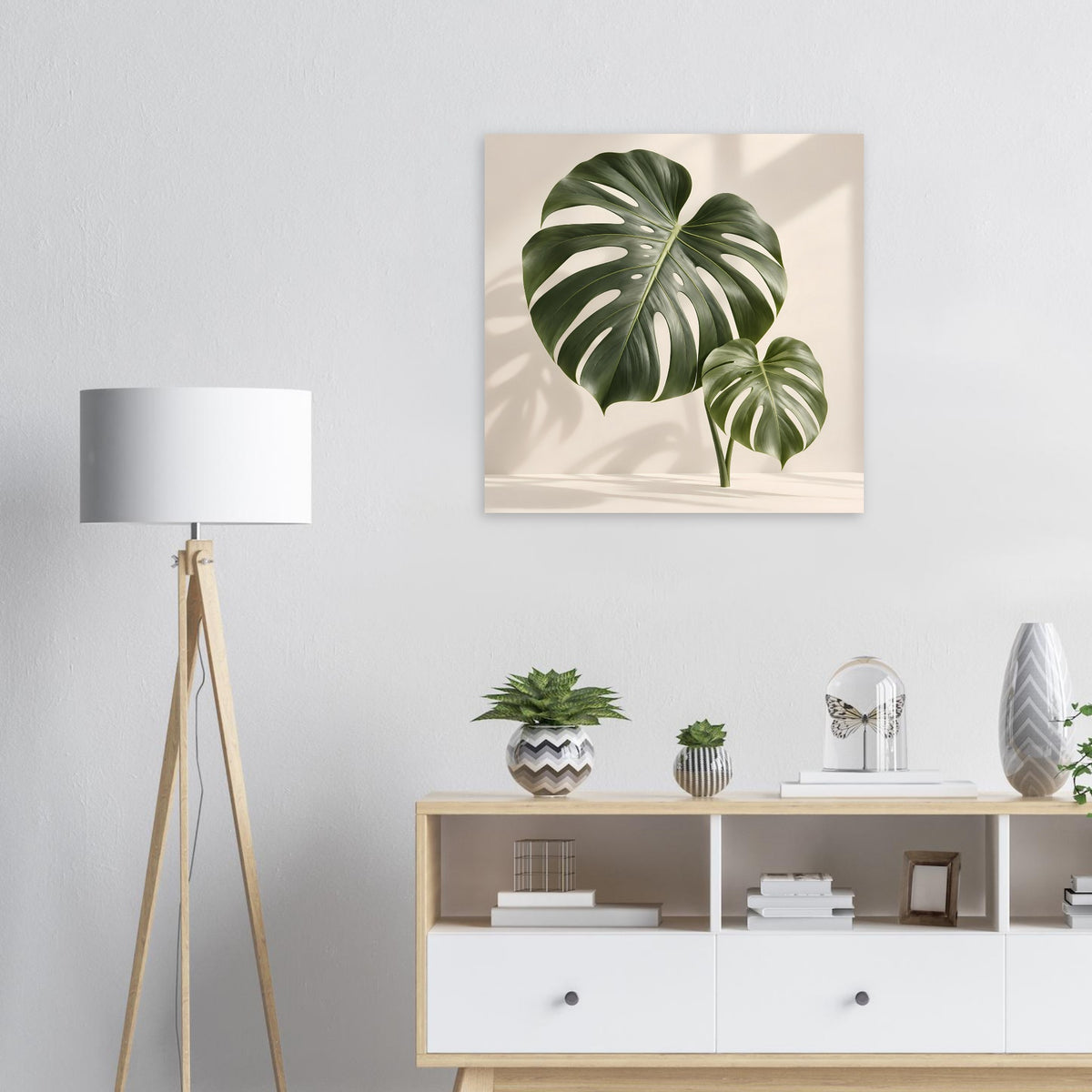 Monstera-Blatt-Poster mit grünem Blattmotiv auf beigem Hintergrund, quadratisch gerahmt.