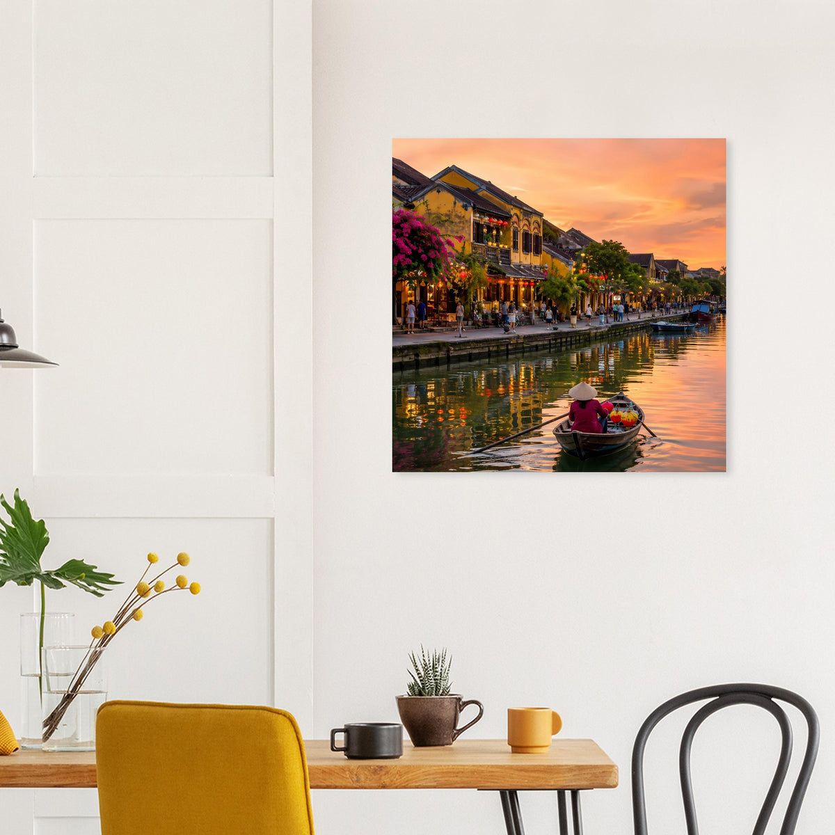 Wandposter mit Flussszene zur Abendstunde, Boot mit rotem Vordach vor beleuchtetem Ufer
