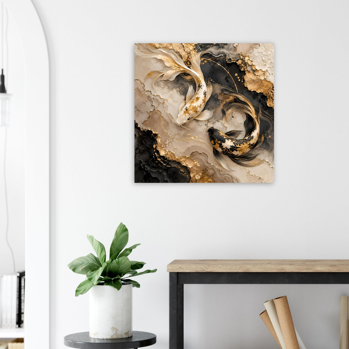 Kunstposter mit goldenen Koi-Fischen, dunkler Hintergrund und marmorierte beige Gold-Flächen